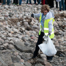 19. april: Dronning Sonja plukker søppel med Kronprinsessen og Sandefjord søppelplukkerlag. Foto: Lise Åserud, NTB scanpix